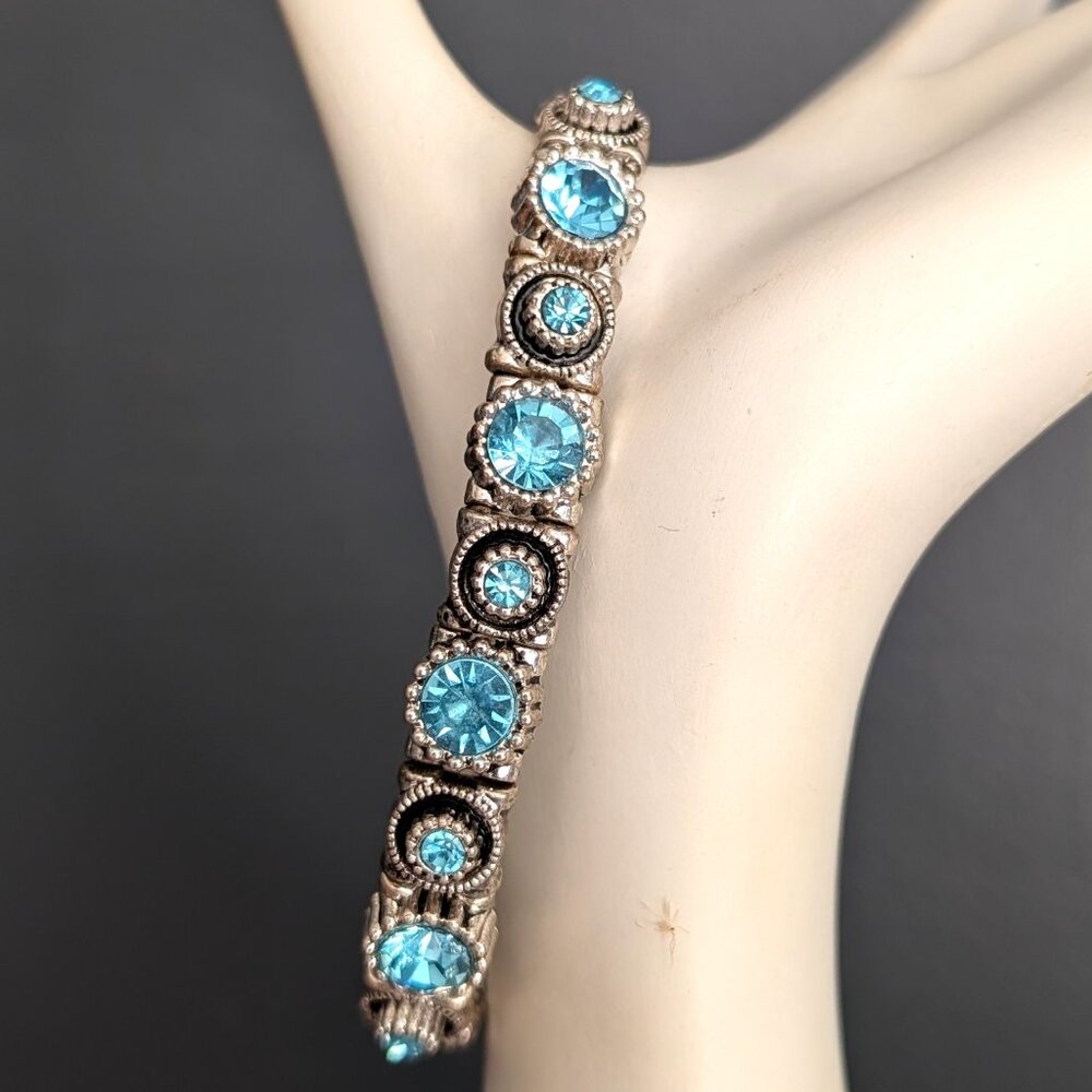 Silver stretch bracelet with blue faceted glass beads